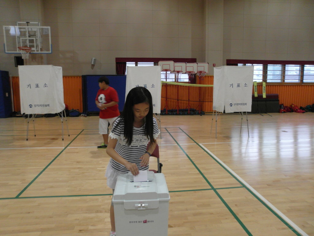 투표용지 투표함 투입 장면