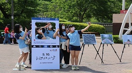 7명의 광진초등학교 여학생들이 서울시선거관리위원회 홍보 부스 앞 인증샷 촬영용 배너에서 인증샷을 촬영하고 있다.
