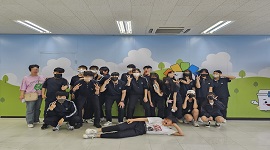 공릉중학교 2학년 5반 20명의 학생들이 서울시선거관리위원회 선거체험관 포토존에서 인솔교사 1명과 함께 단체사진을 촬영하고 있는 모습이다. 각자 포즈를 취하고 있다.