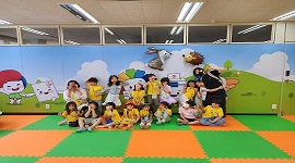 체험을 끝낸 푸른누리어린이집 원아 15명과 교사 2명이 서울시선거관리위원회 선거체험관 놀이존에 위치한 포토존에서 단체사진을 촬영하고 있는 모습이다. 저마다 포즈를 취하고 있다.