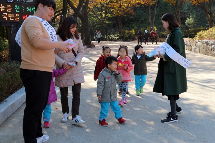 아이들에게도 홍보하는 직원들의 모습