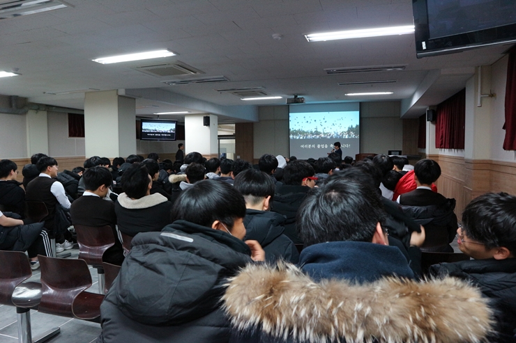 새내기 유권자 연수 강사님의 강의를 듣는 학생들의 모습