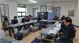 투표관리관 및 장비담당사무원이 교육 내용에 집중하고 있는 모습.
