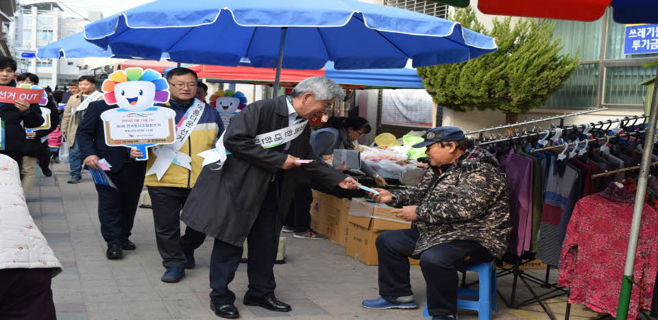 울진경찰서장이 시장상인에게 공명선거 홍보를 하는 모습