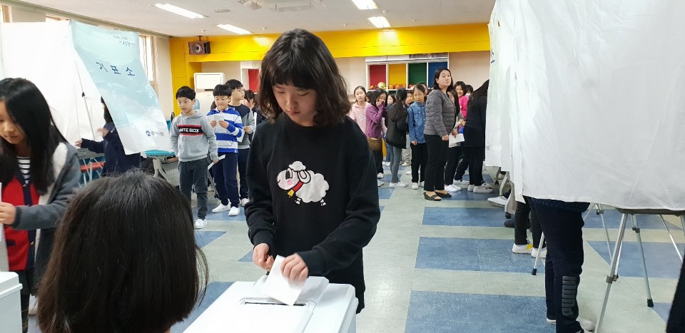 미래초등학교 학생회장 선거에서 투표를 마친 학생이 투표함에 투표지를 넣는 사진