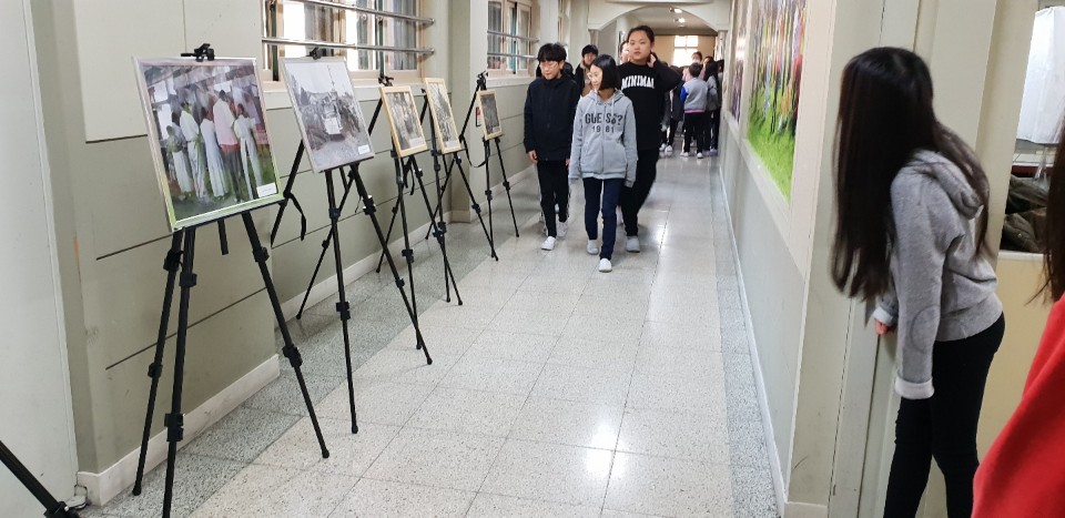 미래초등학교 학생회장 선거에 전시한 역대선거사진을 보고있는 사진