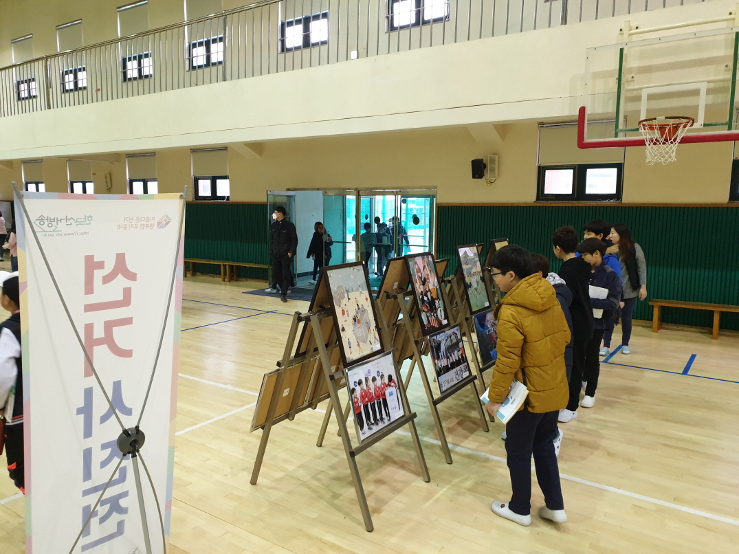 투표소에 전시된 선거사진을 관람하는 모습