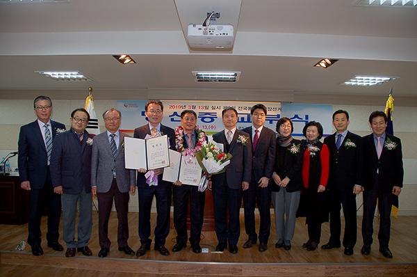 조합장선거 당선자와 광진구선관위 위원과 기념사진