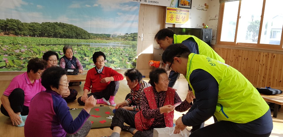 울진군선관위 직원이 울진군 읍내5리 마을회관에 계신 어르신들에게 물티슈를 나눠주며 정치후원금을 홍보하는 모습입니다.