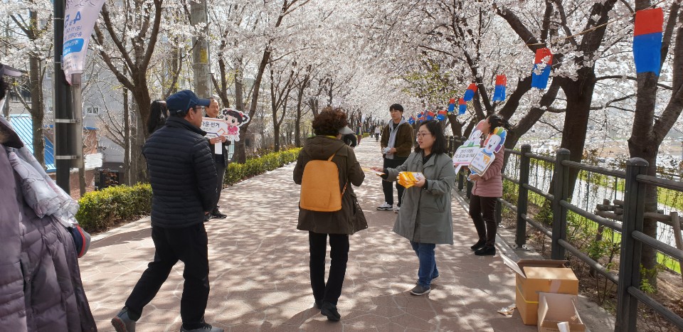 직원등이 홍보피켓을 들고 홍보용품을 배부하면서 기부행위상시제한 홍보캠페인을 펼치고 있습니다.