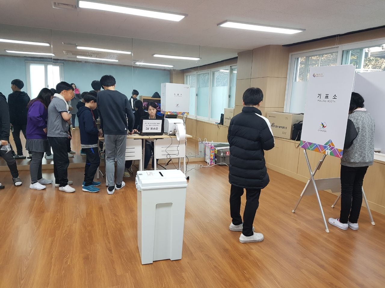 서울시립수서청소년수련관 학생들이 사전투표체험을 위해 줄을 서서 투표용지를 수령하고 기표소에서 기표하고 있는 모습 