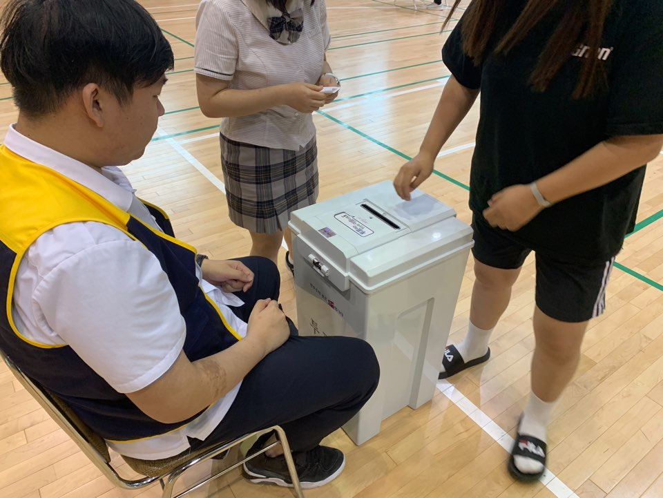 투표함에 투표지를 투입하는 학생들 모습