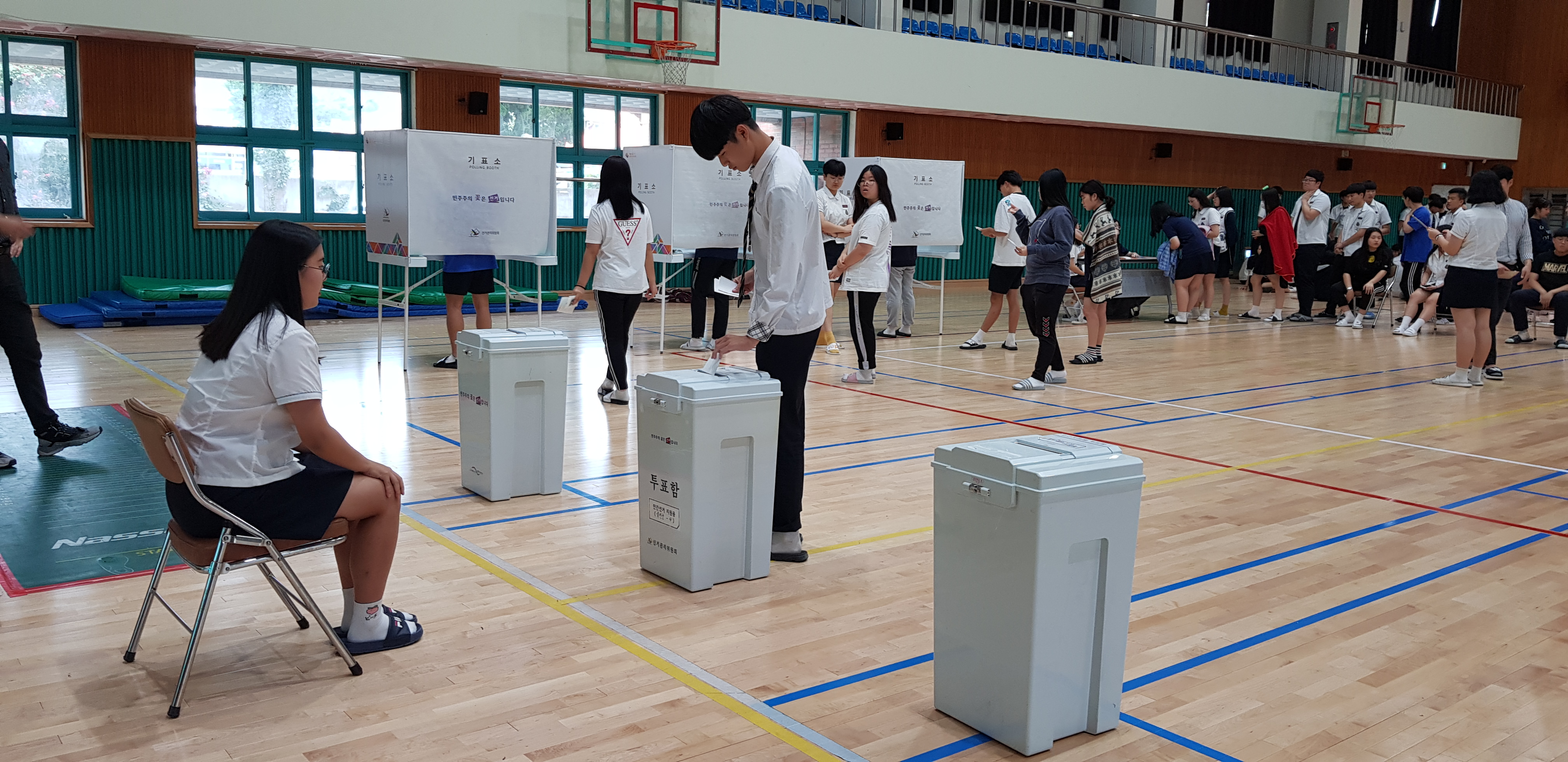 후포고등학교 학생회장 투표용지를 투표함에 넣는 모습