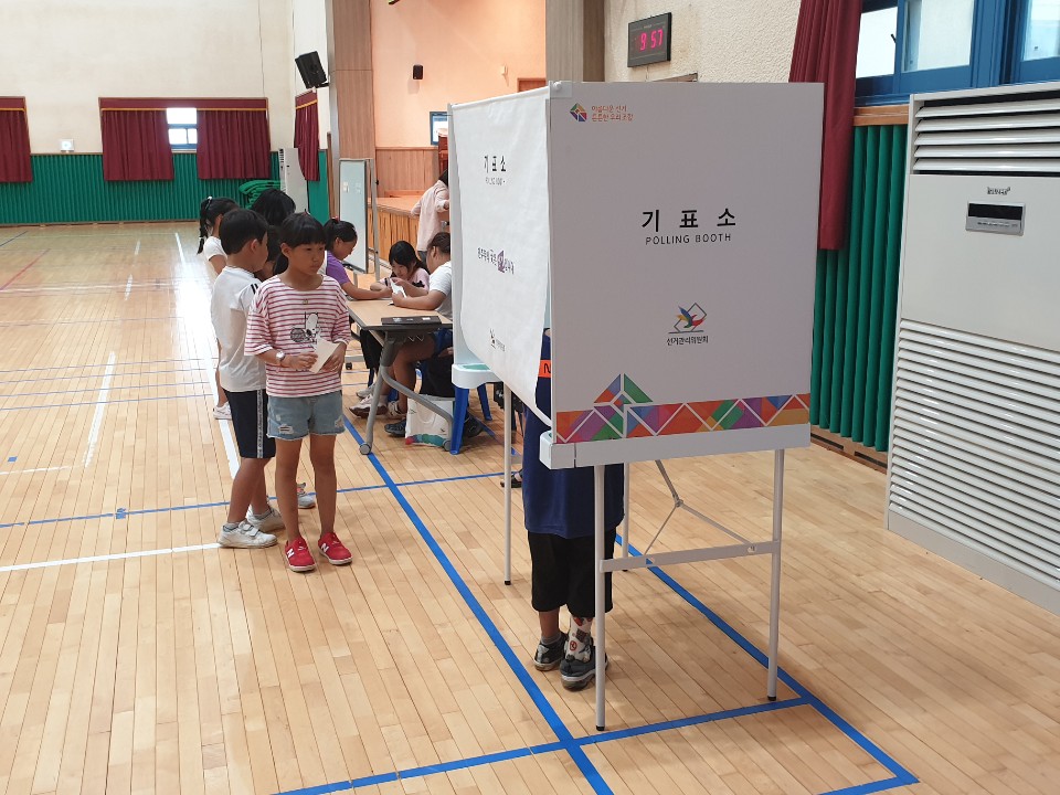 기성초등학교 학생회 임원선거 지원하는 모습입니다.