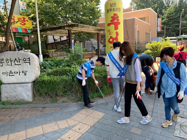 사람 왕래가 잦은 봉화산역 인근도 청소하였습니다.