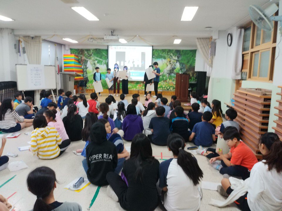 조별로 공약포스터를 만들고 발표하는 학생들의 모습