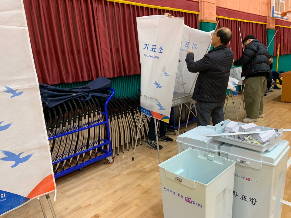 공정선거지원단 등이 투표소를 설비하는 모습