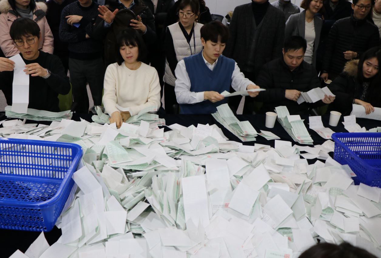 제21대 국회의원선거 대비 비례대표 수작업 개표 시연회 개함점검부 에서 투표지 분류하고 있는 모습 촬영 사진