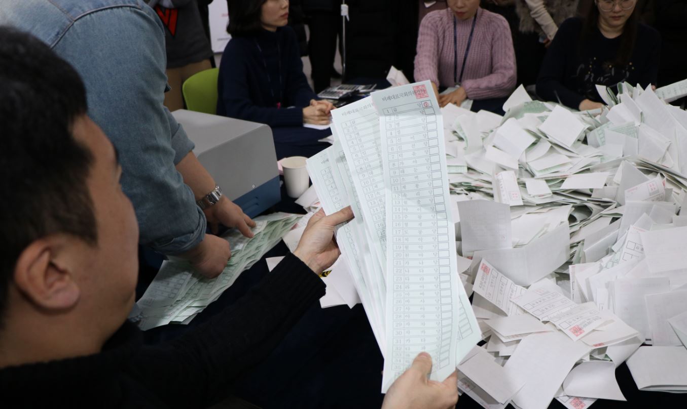 제21대 국회의원선거 대비 비례대표 수작업 개표 시연회 개함점검부에서 투표지 정리하고 있는 모습 촬영 사진