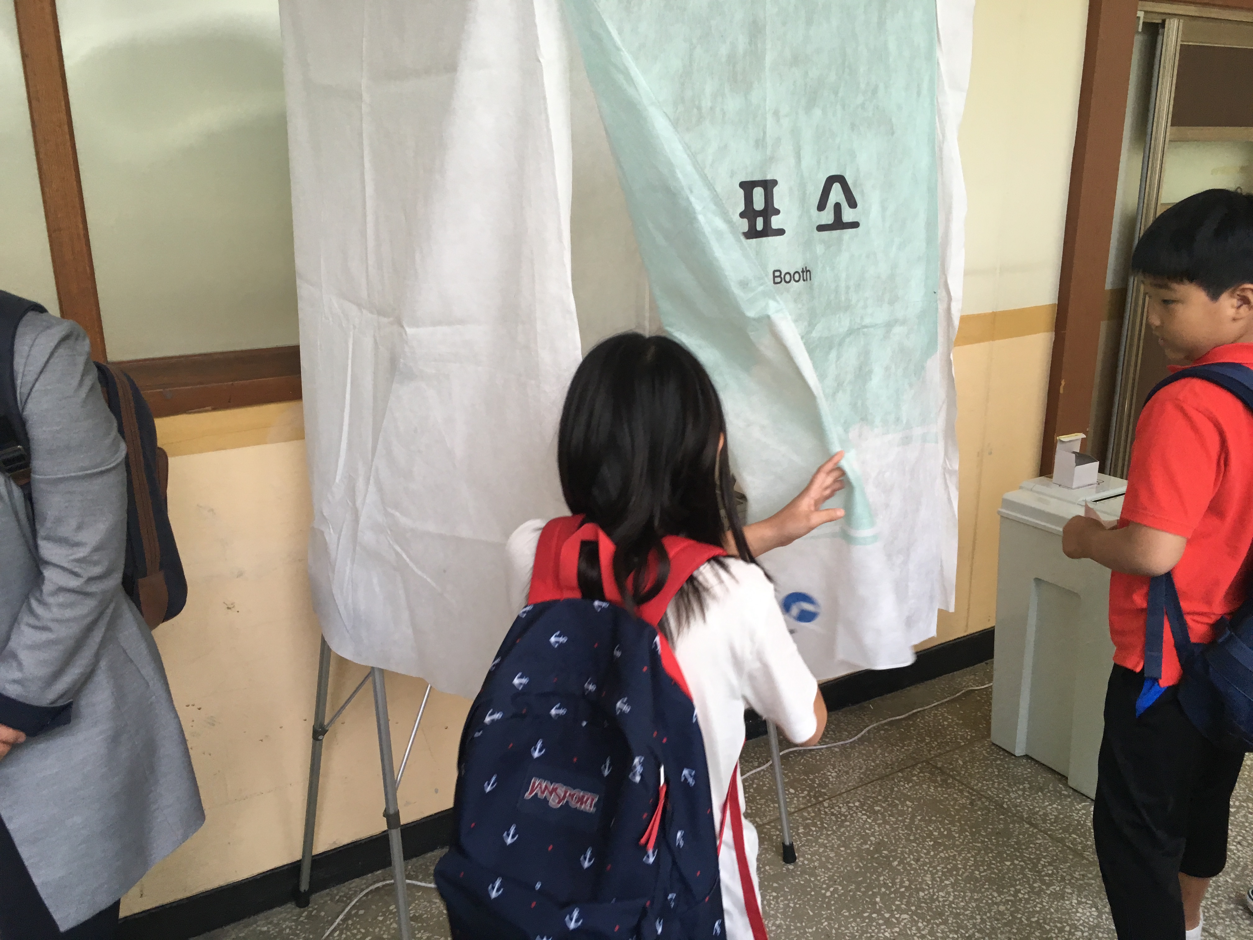 사전투표 체험을 위해 기표소에서 투표하는 미래유권자들 모습