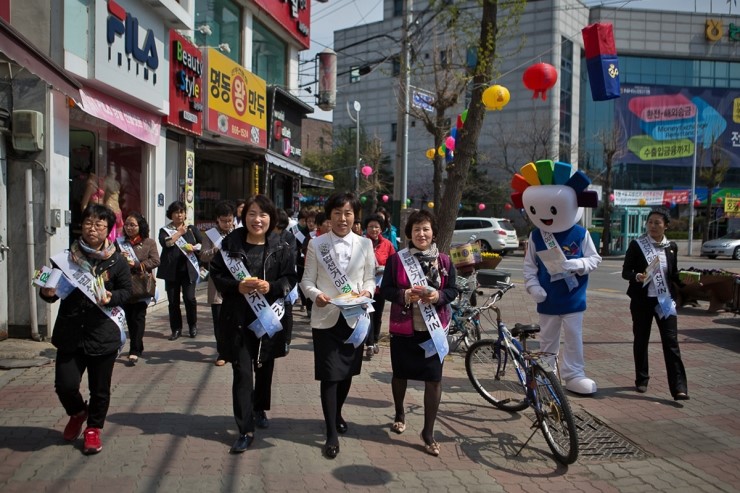 선거참여 독려 가두 홍보 모습의 사진