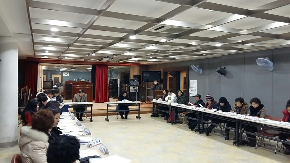 덕진동 주민센터 회의실에서 통장회의 참석자들이 앉아 있고 선관위 지도홍보주임이 선거법 안내를 하고 있는 모습