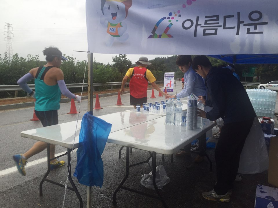마라톤대회 참가 선수들에게 음료수 배부