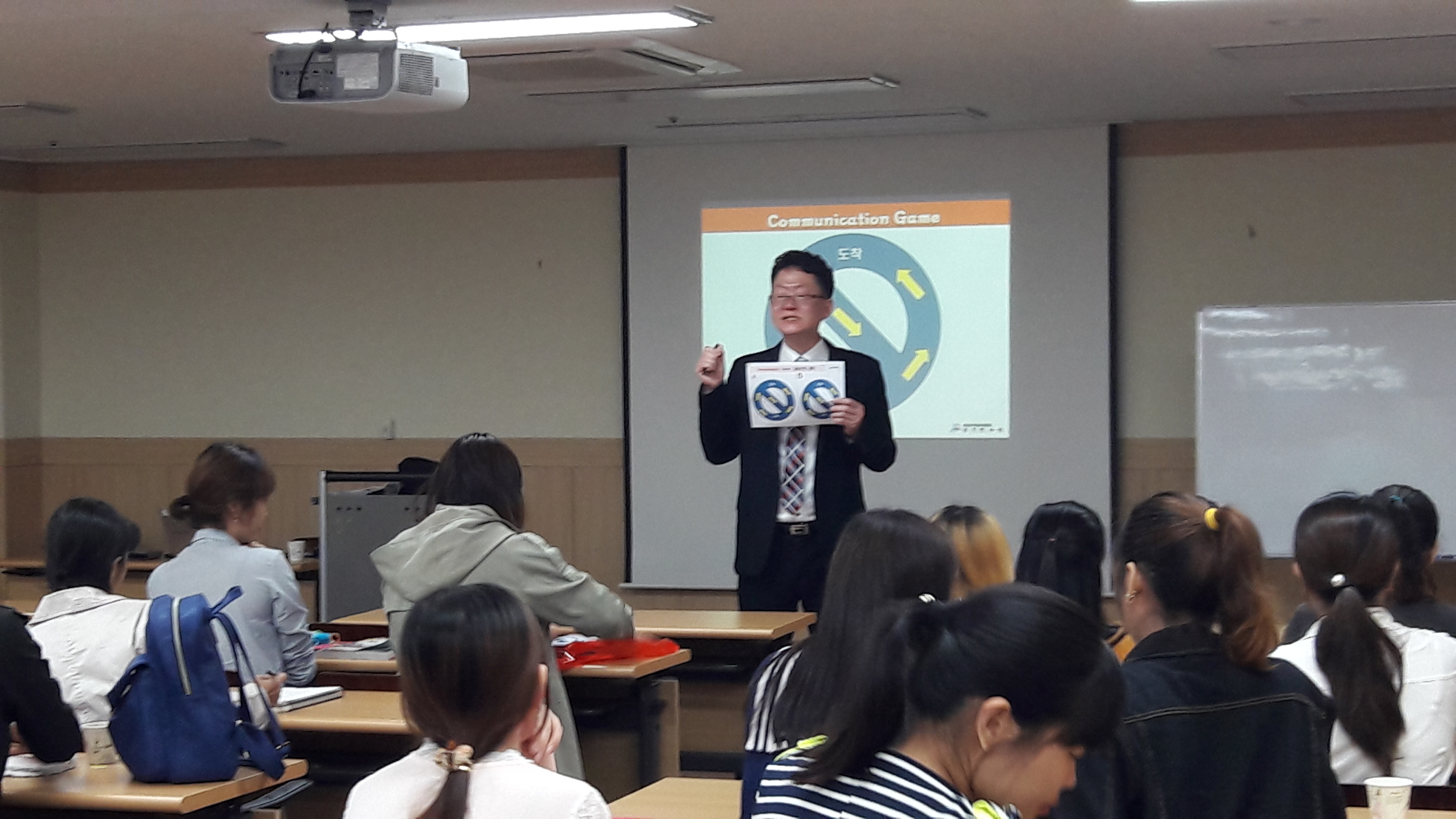 2017년 04월 27일 다문화가족지원센터에서 민주시민교육강사가 강의를 하는 모습. 