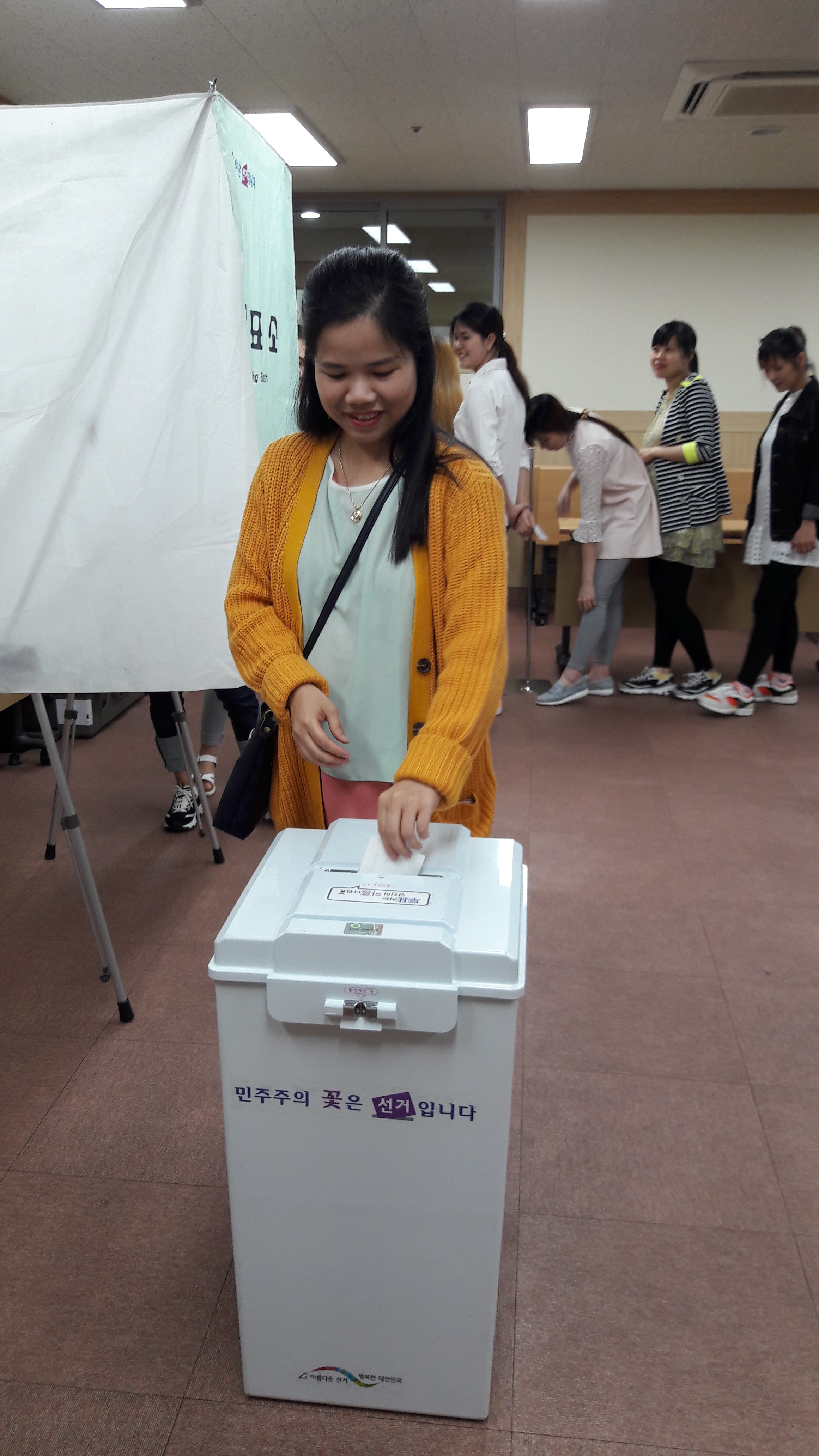 2017년 4월 27일 창원시성산구선관위직원이 창원시다문화가족지원센터에서 사전투표체험행사를 진행하는 모습.