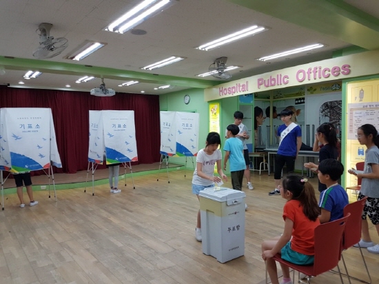 연풍초등학교 학생들이 투표에 참여하고 있는 모습의 사진