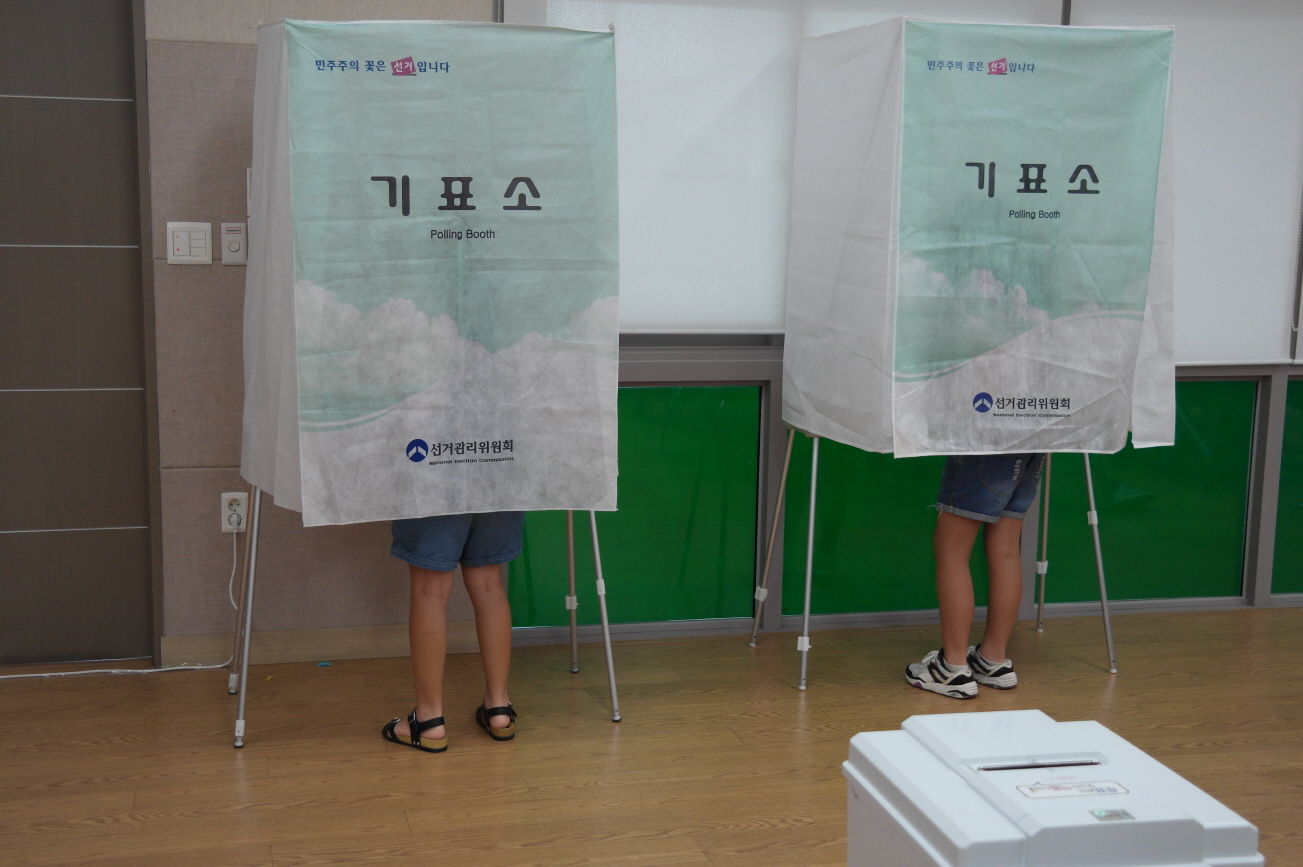 기표소에서 투표중인 모습