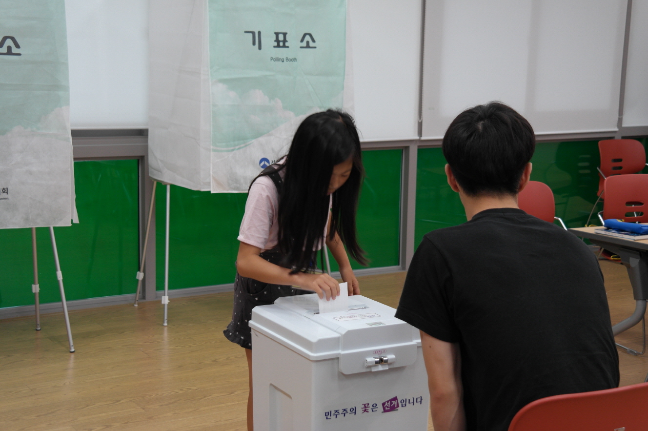 투표함에 투표지를 투입하는 장면