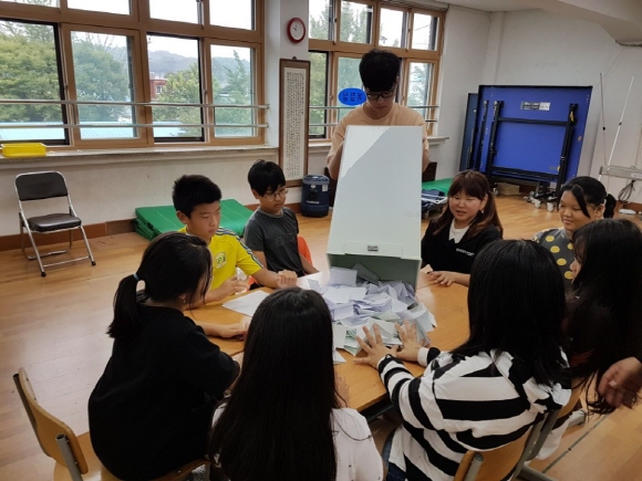 신산초등학교 학생들이 개표에 참여하고 있는 모습의 사진