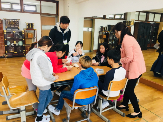 신산초등학교 학생들이 개표에 참여하고 있는 모습의 사진