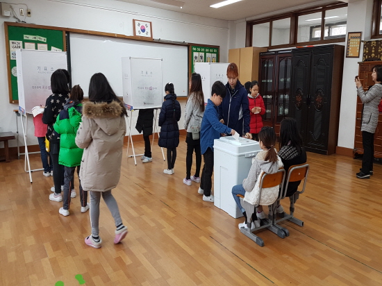 신산초등학교 학생들이 투표에 참여하고 있는 모습의 사진