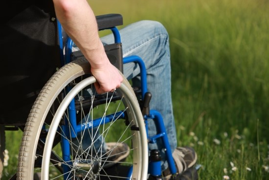 휠체어타는사람의 사진