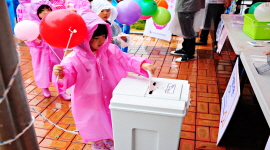 완주 와일드푸드축제를 방문한 어린아이가 받은 투표지를 투표함에 넣은 모습 