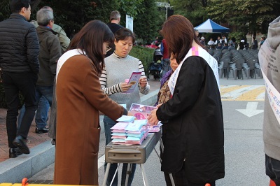 홍보용품을 배부하고 있는 사진입니다.