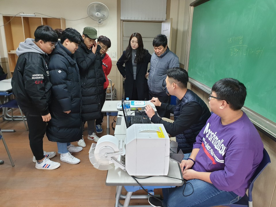 경성고 학생들이 사전투표에 대한 설명을 듣고있는 사진입니다.